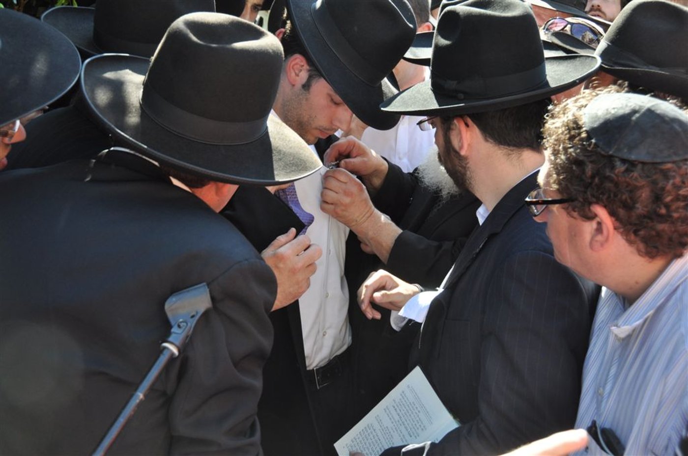 צפו: מאות בהלווית הנגיד ר' שלמה זקהיים