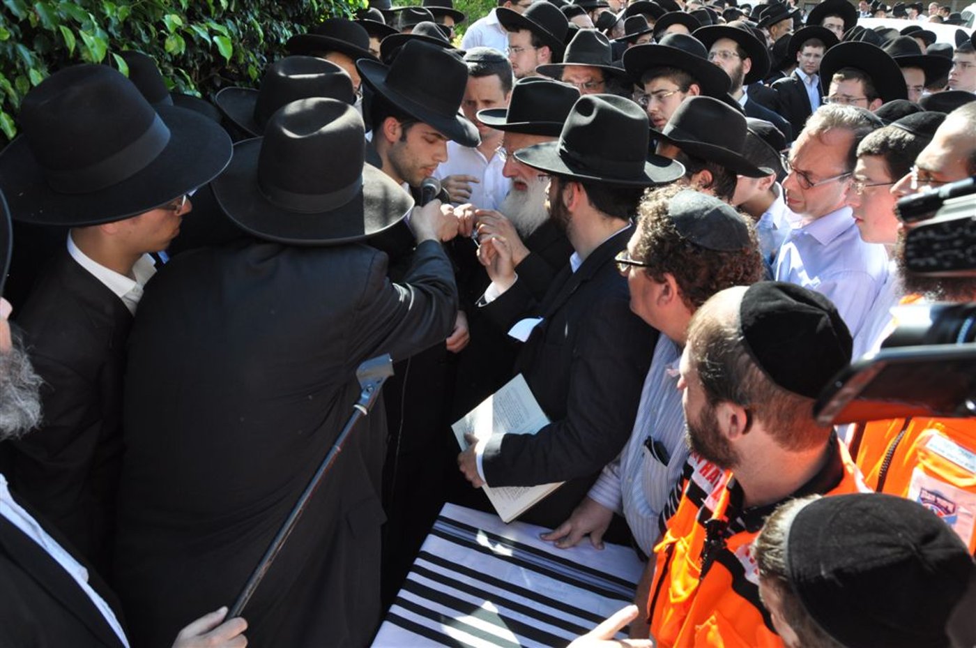 צפו: מאות בהלווית הנגיד ר' שלמה זקהיים