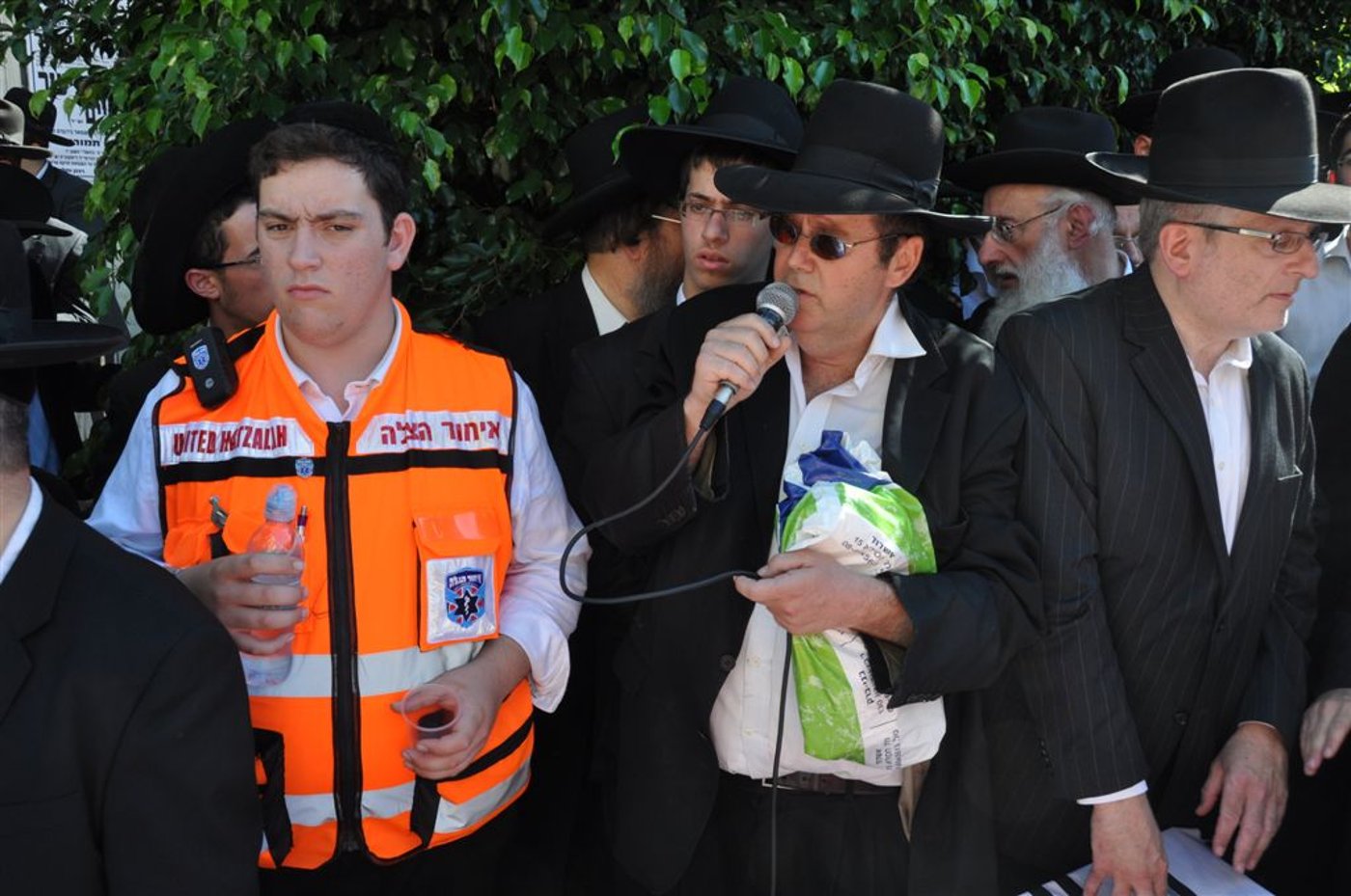 צפו: מאות בהלווית הנגיד ר' שלמה זקהיים