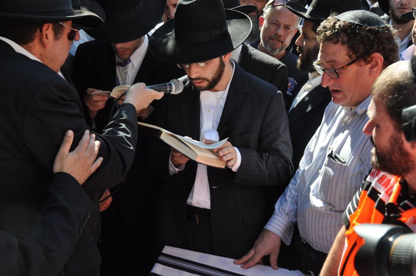 צפו: מאות בהלווית הנגיד ר' שלמה זקהיים