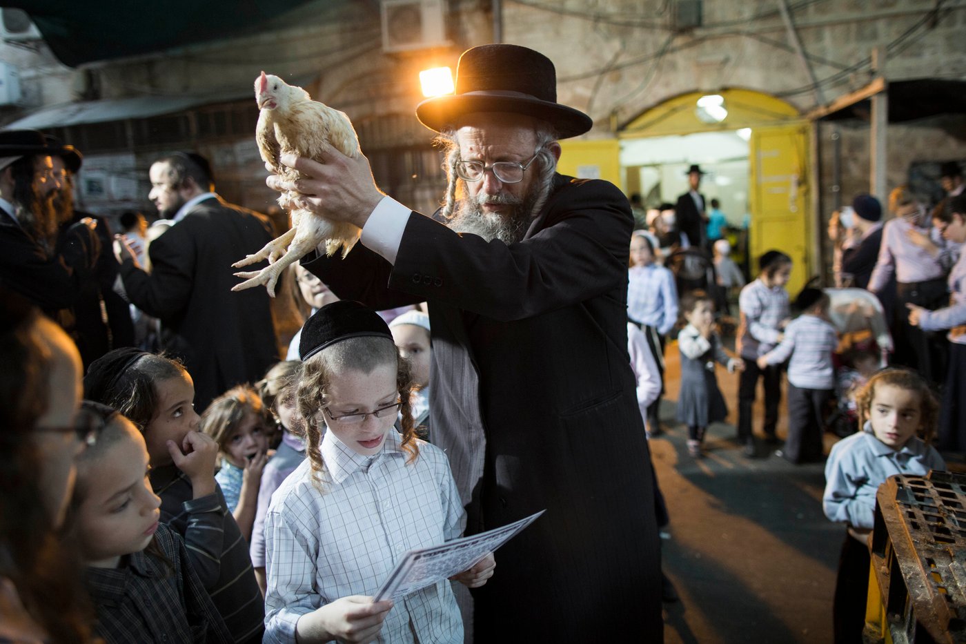 זֶה הַתַּרְנְגוֹל יֵלֵךְ לְמִיתָה: "כפרות" במאה שערים • גלריה