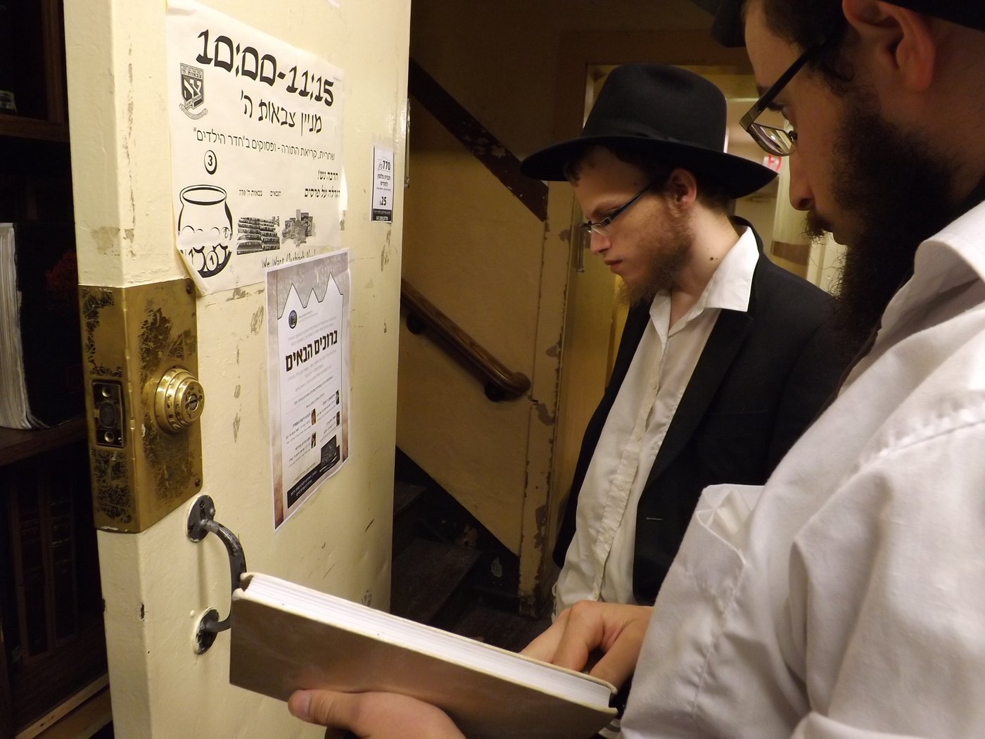 אומן של ניו יורק: אלפי בחורי ישיבות חב"ד שוהים "אצל הרבי"