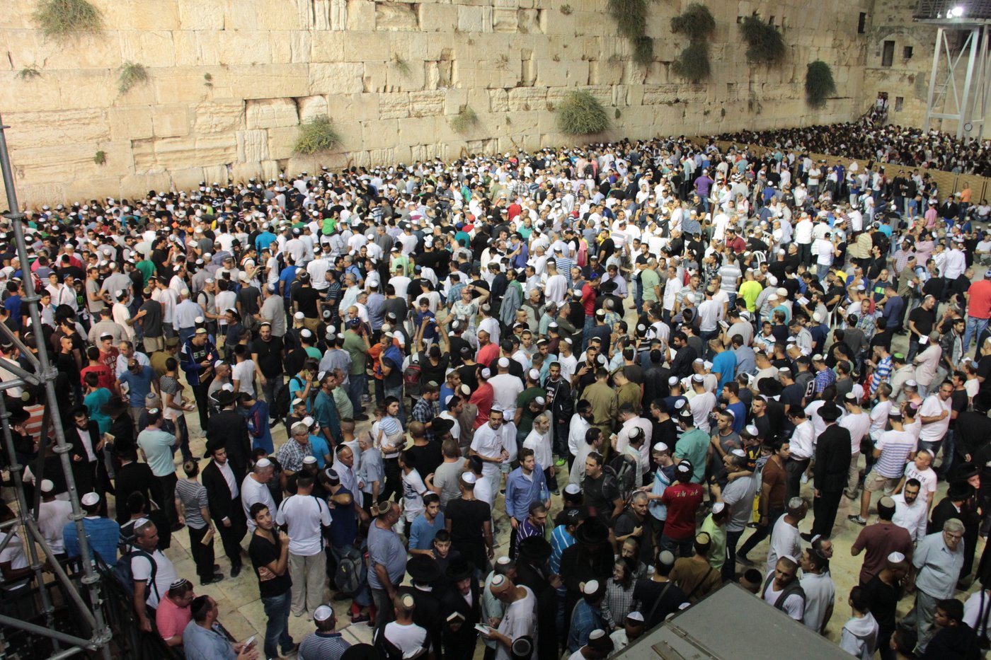 אַדִּירֵי אֲיֻמָּה, יַאְדִּירוּ: רבבות בכותל