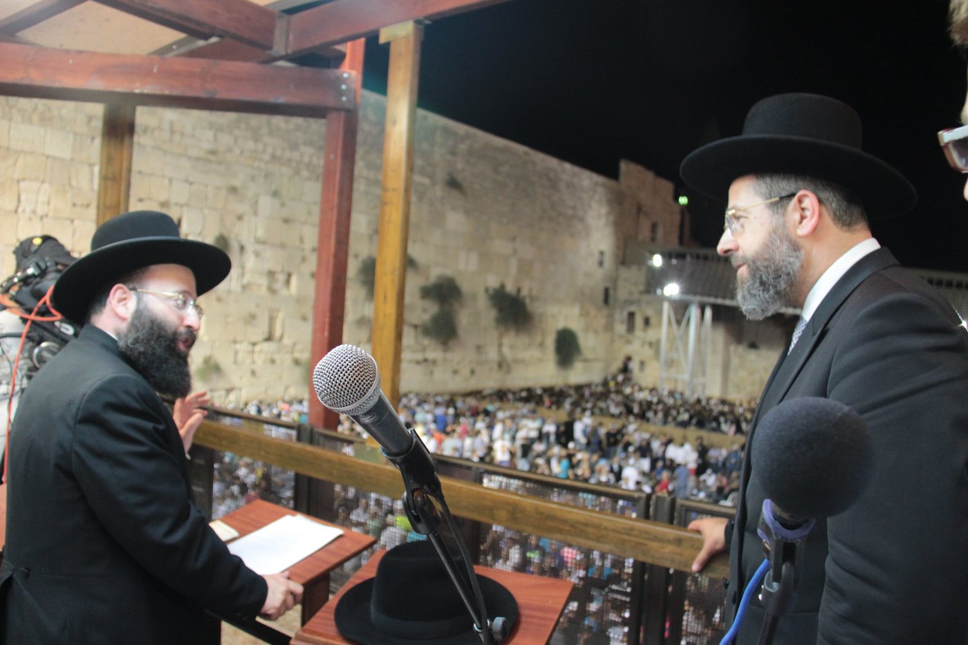 אַדִּירֵי אֲיֻמָּה, יַאְדִּירוּ: רבבות בכותל
