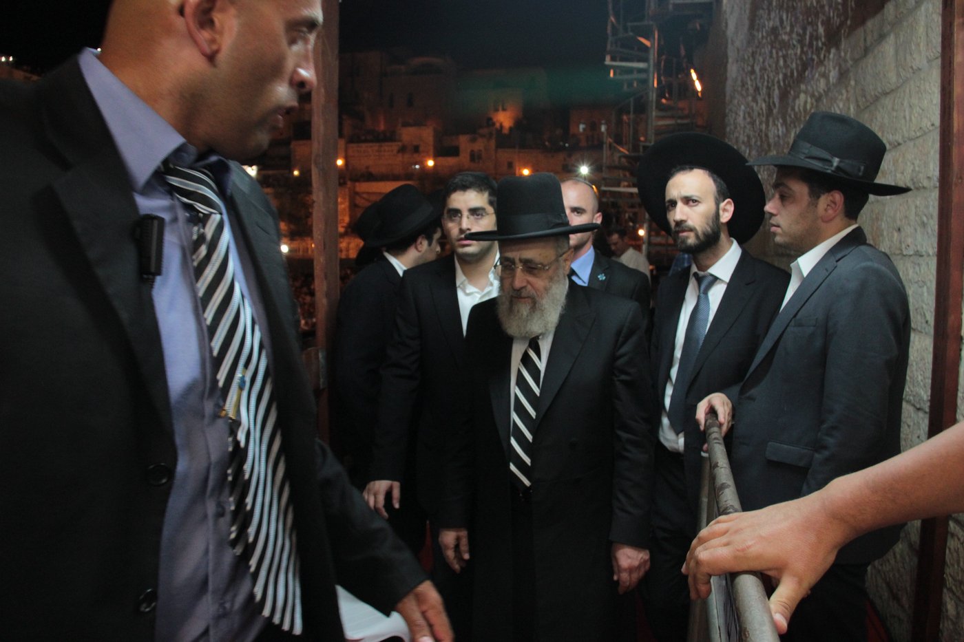 אַדִּירֵי אֲיֻמָּה, יַאְדִּירוּ: רבבות בכותל
