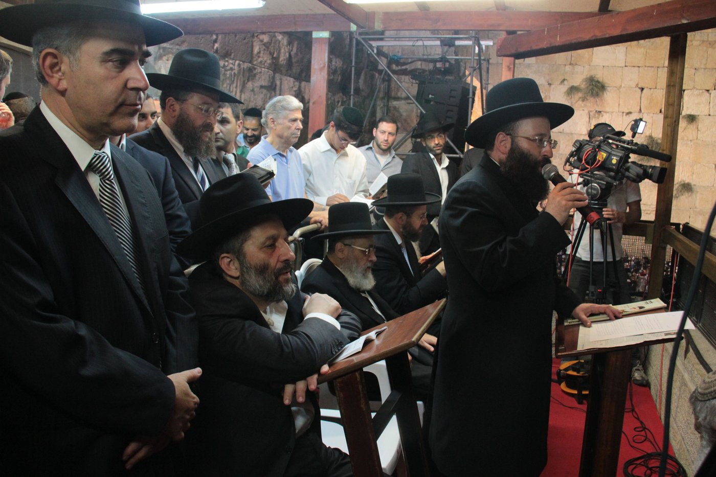 אַדִּירֵי אֲיֻמָּה, יַאְדִּירוּ: רבבות בכותל