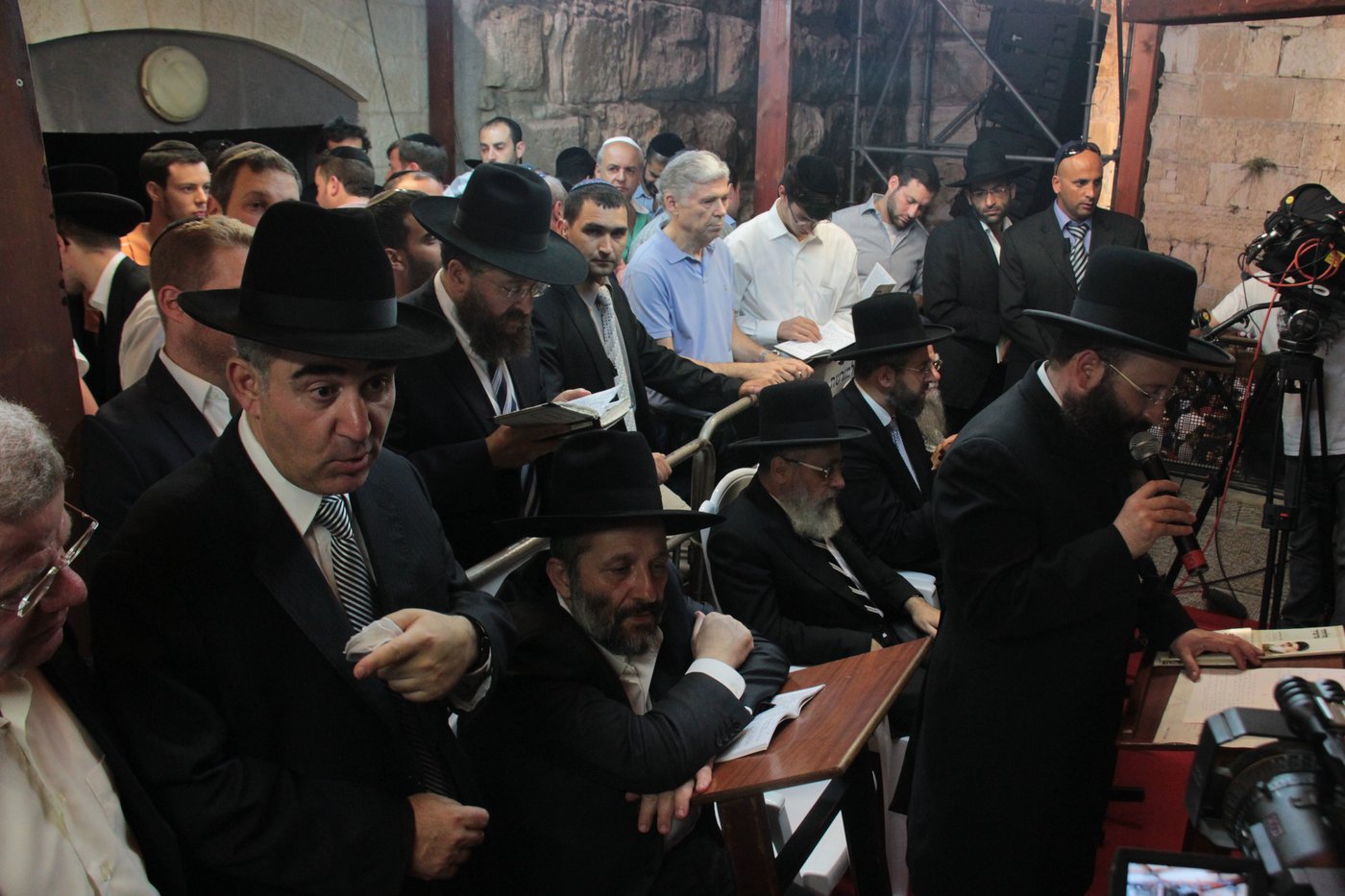 אַדִּירֵי אֲיֻמָּה, יַאְדִּירוּ: רבבות בכותל