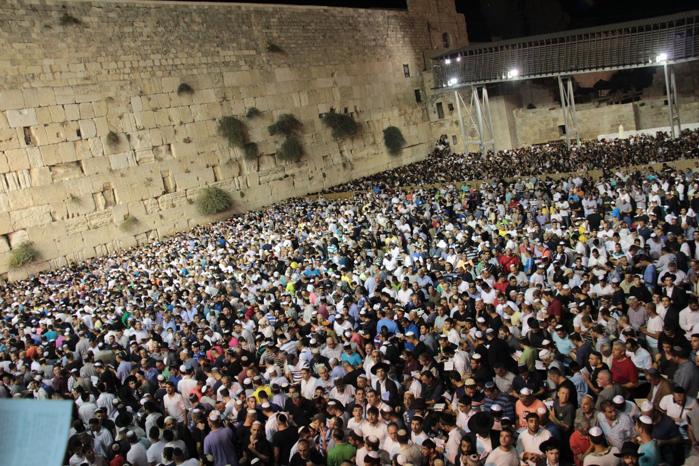 אַדִּירֵי אֲיֻמָּה, יַאְדִּירוּ: רבבות בכותל