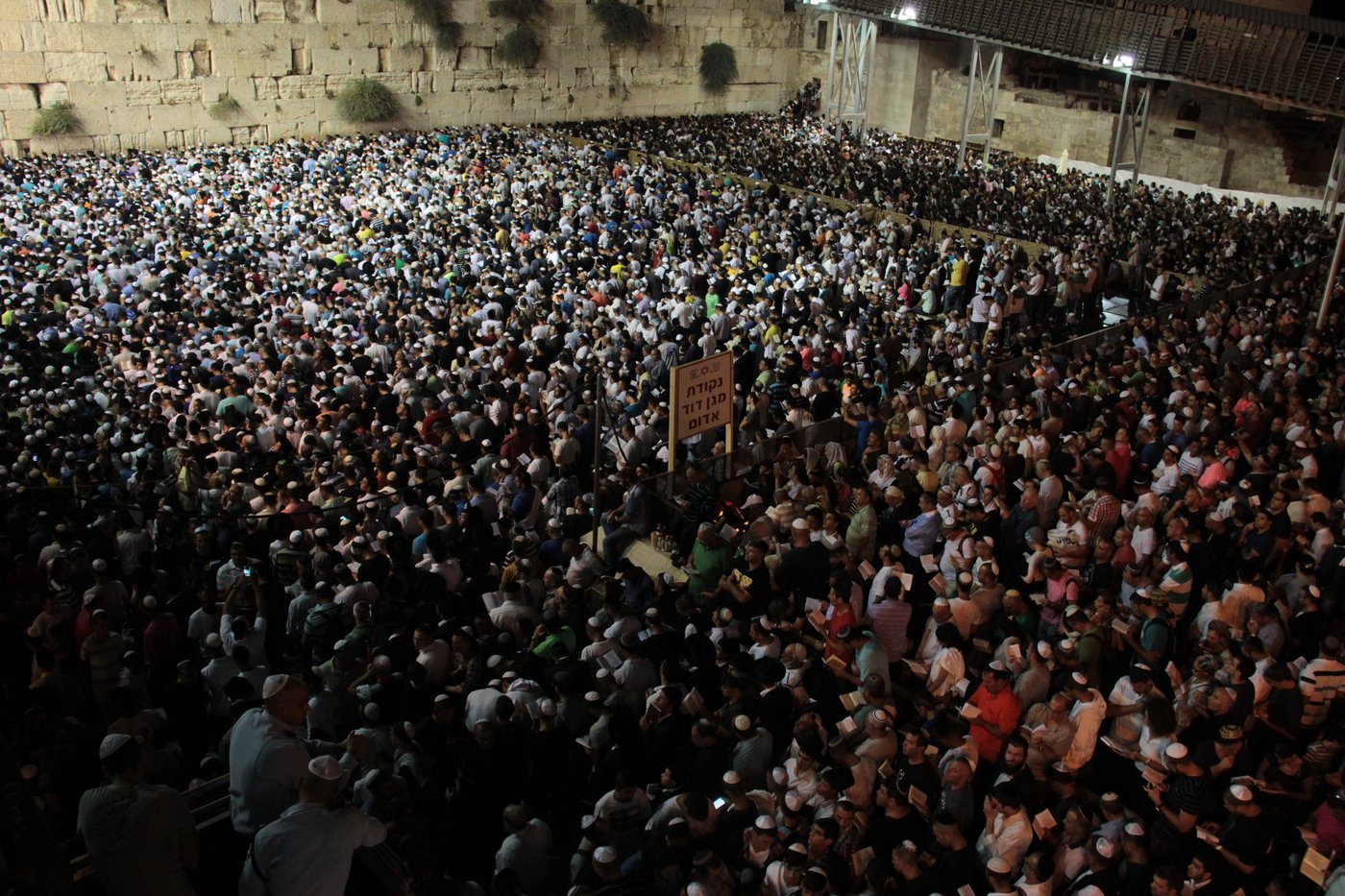 אַדִּירֵי אֲיֻמָּה, יַאְדִּירוּ: רבבות בכותל