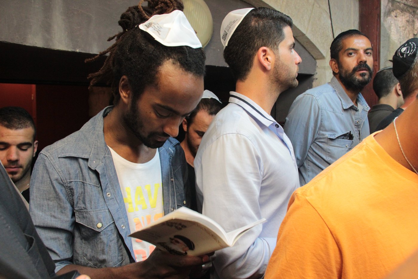 אַדִּירֵי אֲיֻמָּה, יַאְדִּירוּ: רבבות בכותל