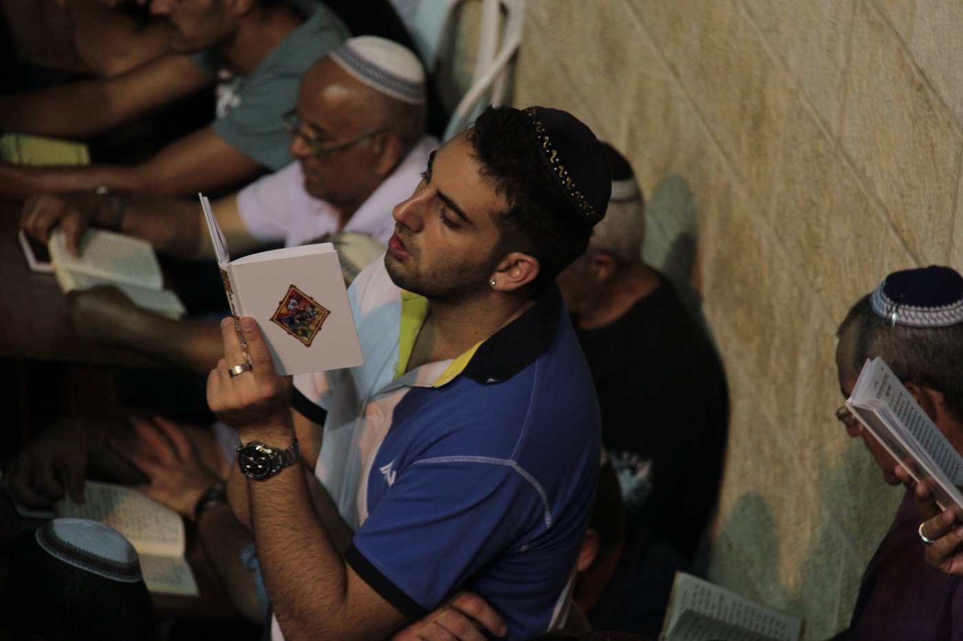 אַדִּירֵי אֲיֻמָּה, יַאְדִּירוּ: רבבות בכותל