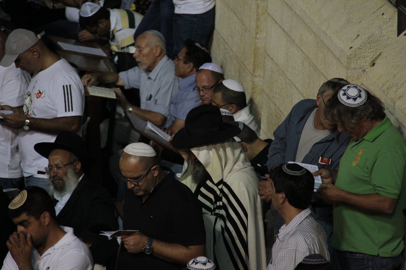 אַדִּירֵי אֲיֻמָּה, יַאְדִּירוּ: רבבות בכותל