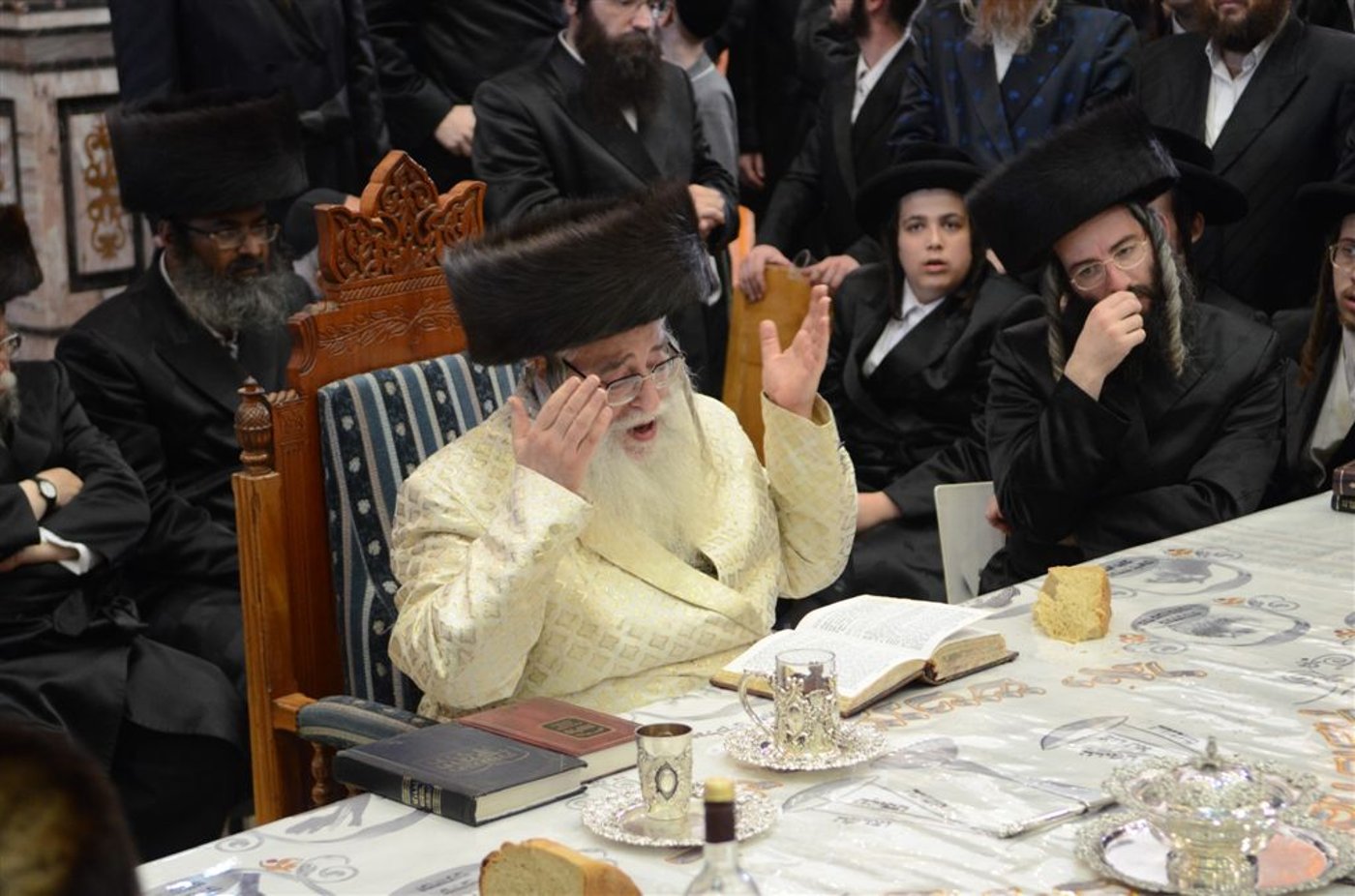 בטיש ערב יום כיפור. הכהן יושב ליד הרבי.