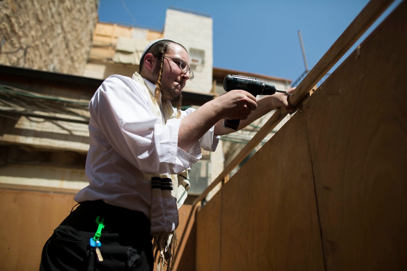 בַּסֻּכֹּת תֵּשְׁבוּ שִׁבְעַת יָמִים • בניית סוכות במאה שערים • גלריה