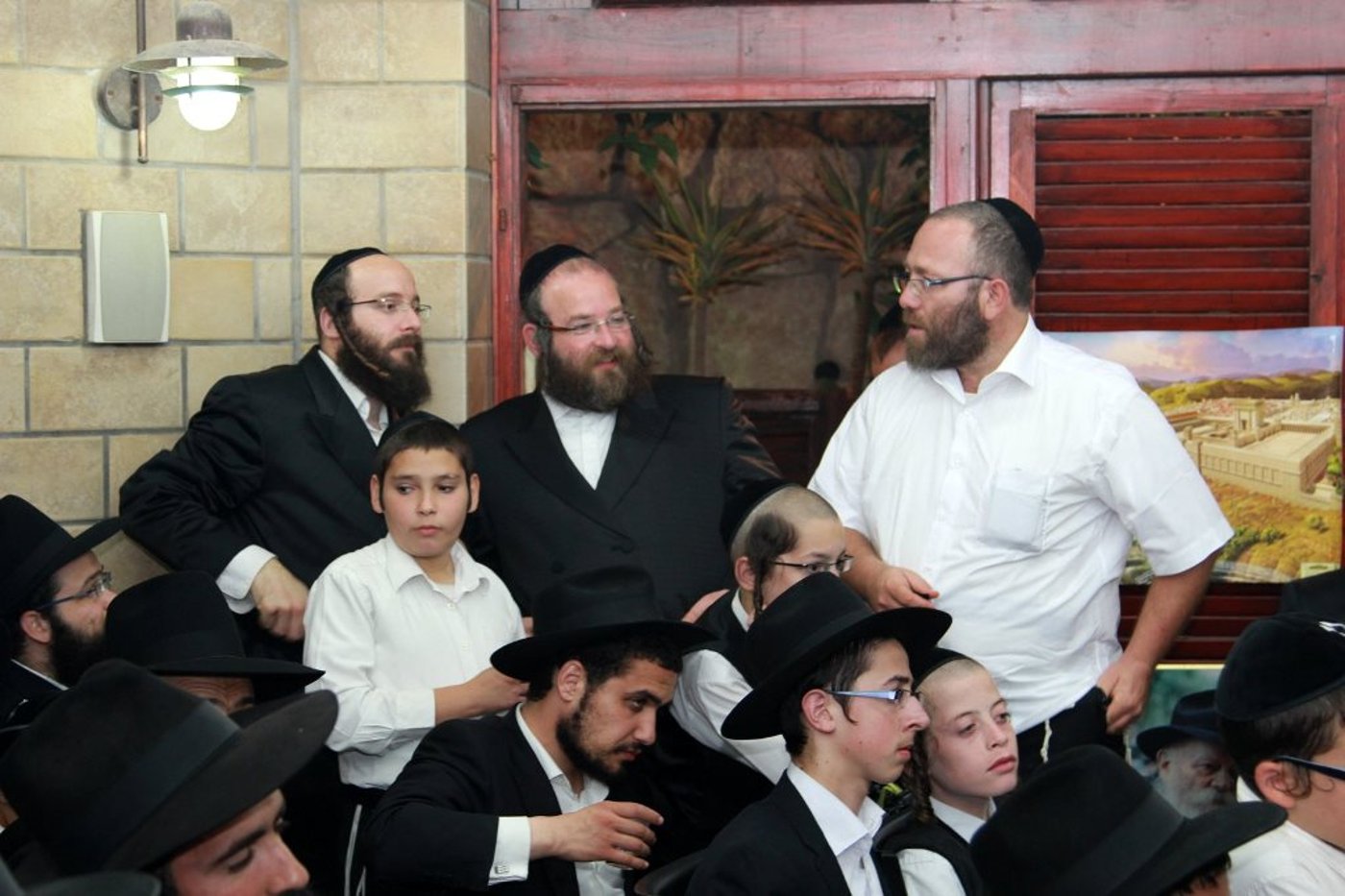 ביתר עילית: המתמודדים לעירייה השתתפו בהתוועדות חב"דית
