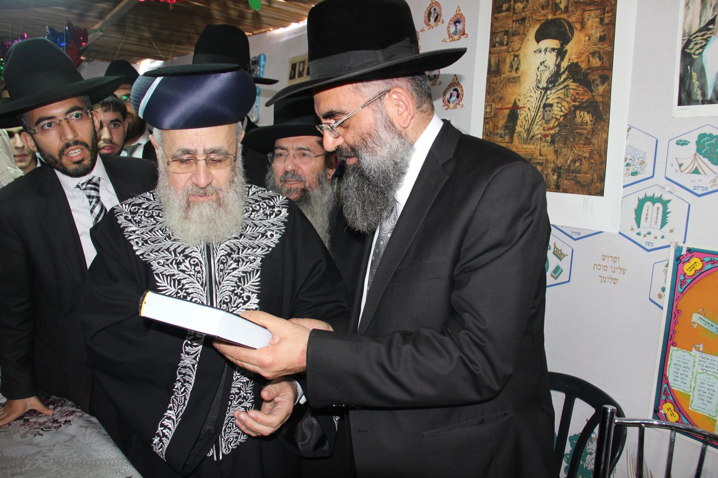 צפו: הקבלת פני רבו בסוכת הראשל"צ
