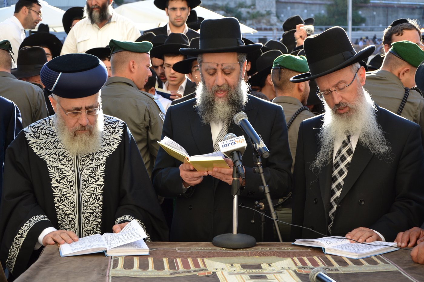 אלפים בעצרת תפילה לרפואת מרן הרב עובדיה יוסף
