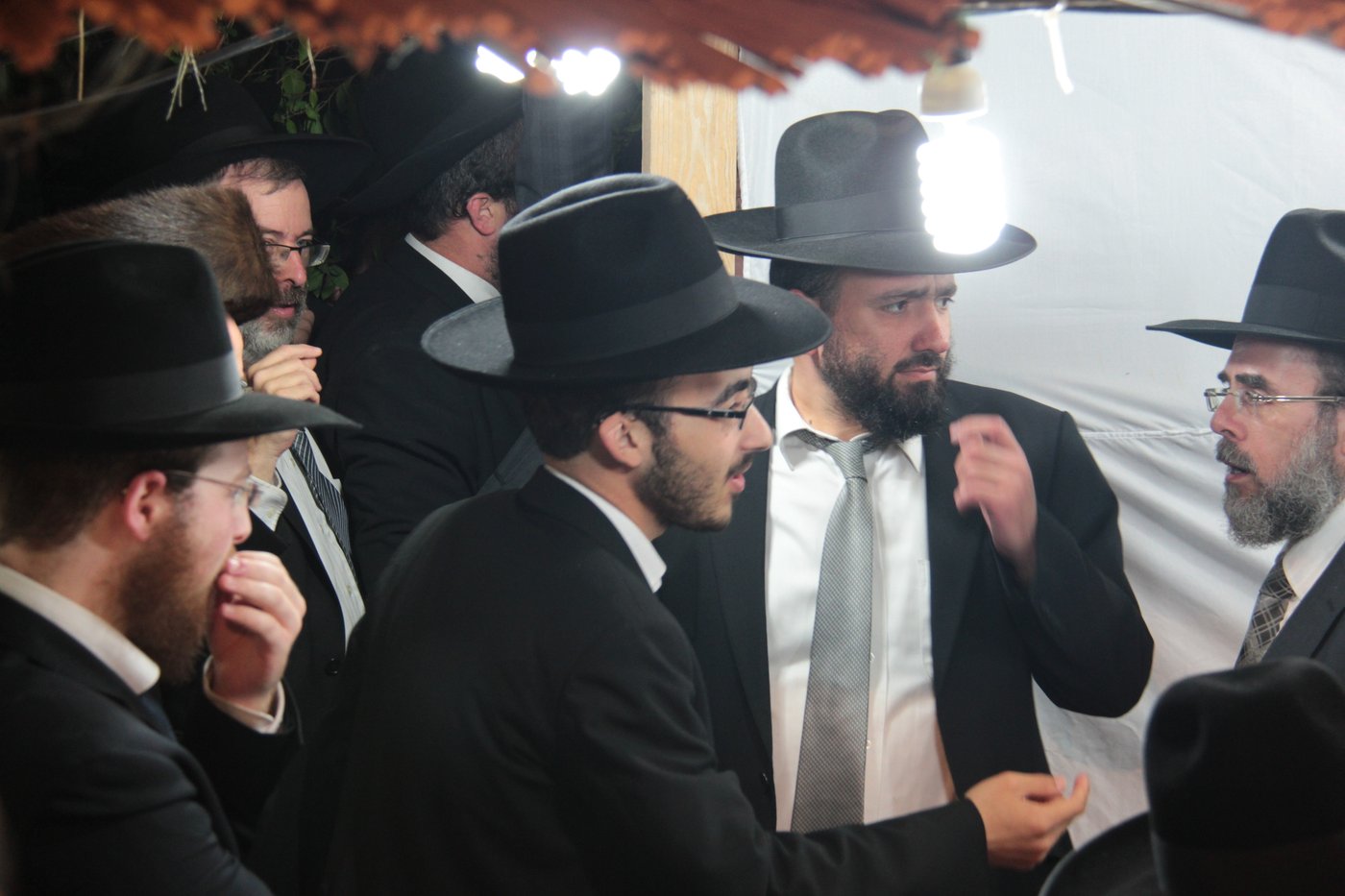 בני תורה פתחו את הבחירות: אלפים הגיעו לסוכתו של רבי שמואל אוירבך