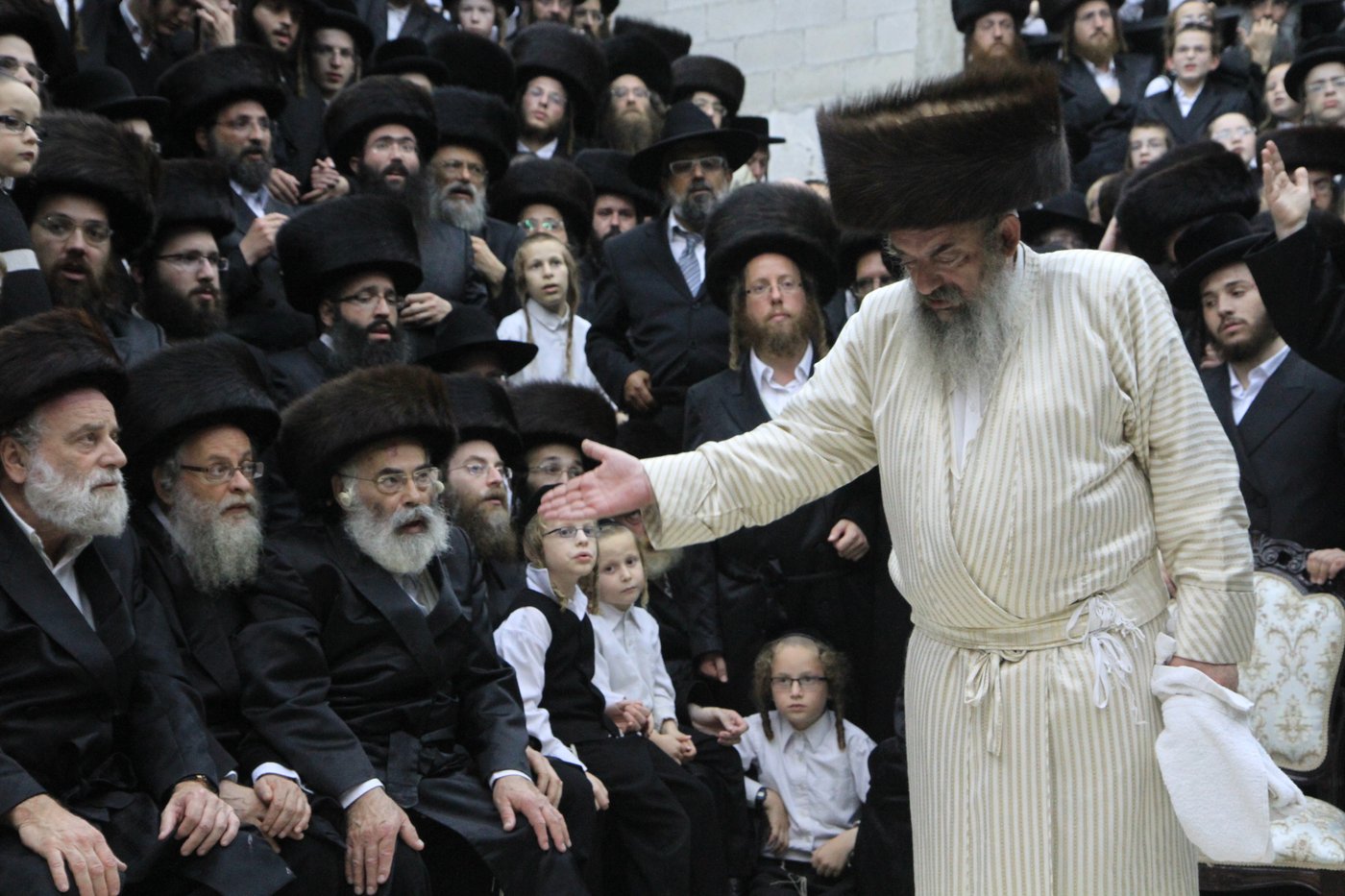 בית שמש: שירה סוחפת בשמחת בית השואבה בלעלוב • וידאו ותמונות
