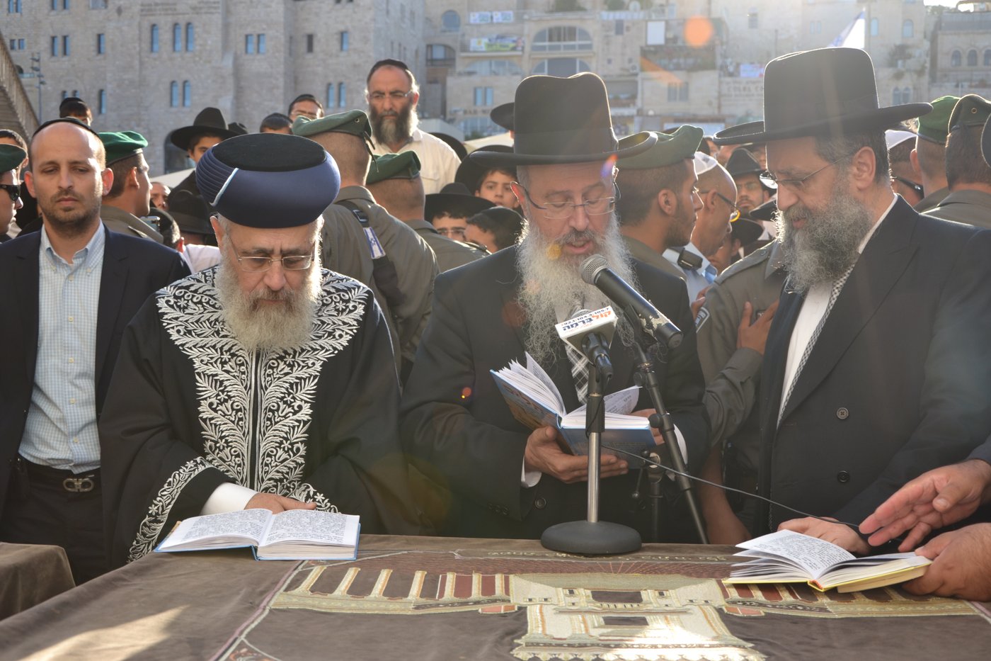 אלפים בעצרת תפילה לרפואת מרן הרב עובדיה יוסף