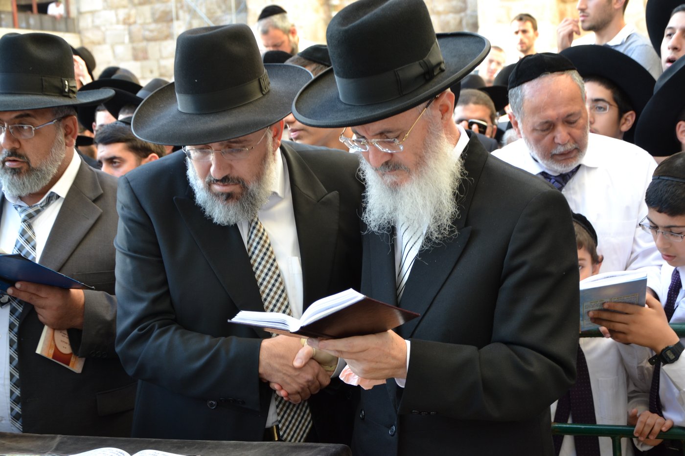 אלפים בעצרת תפילה לרפואת מרן הרב עובדיה יוסף