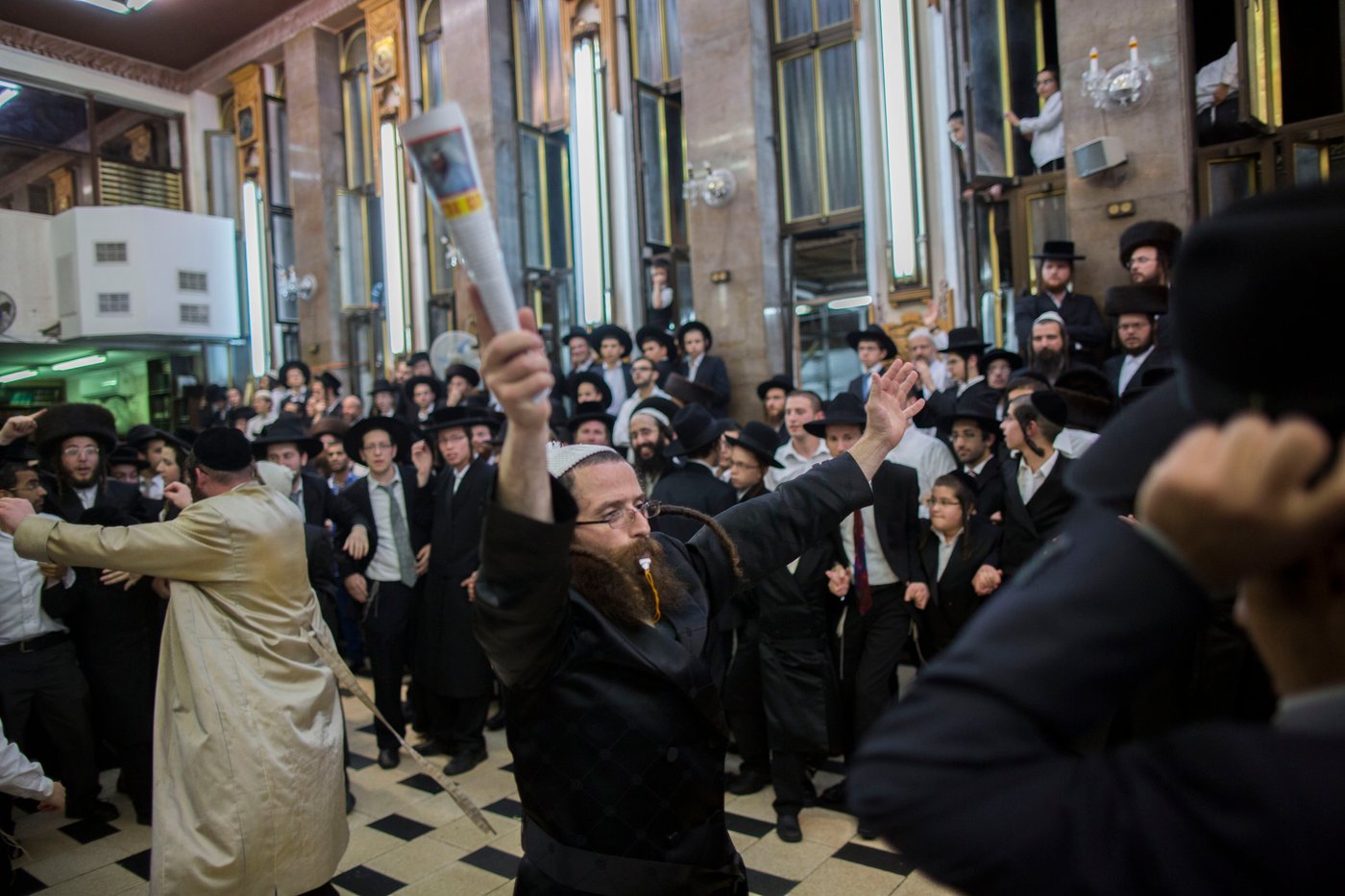 שמחת החג במאה שערים: ריקוד עם ספסל על הכתף • גלריה