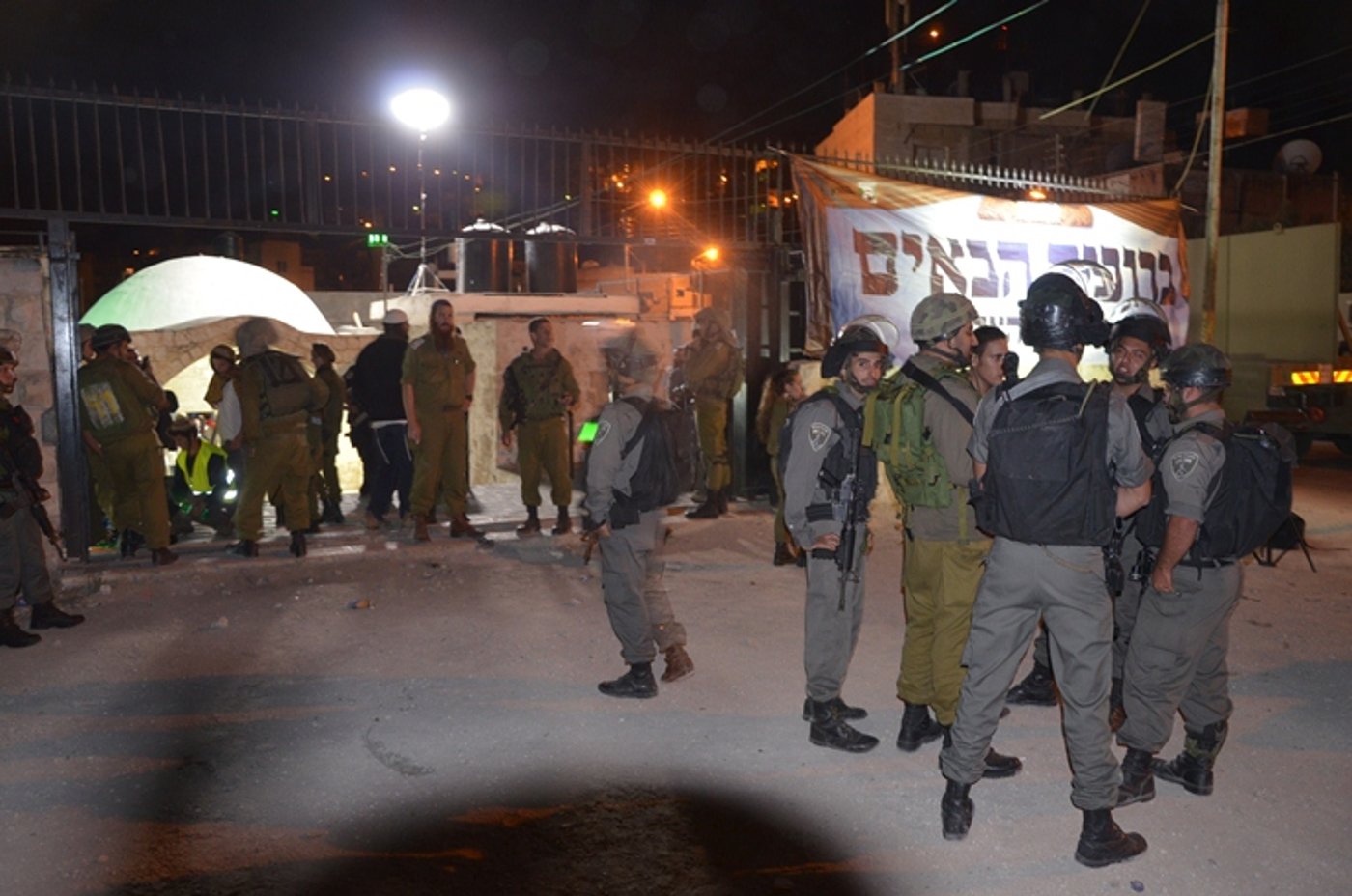 הלילה בקבר יוסף: אלפים התפללו על הגר"ע יוסף