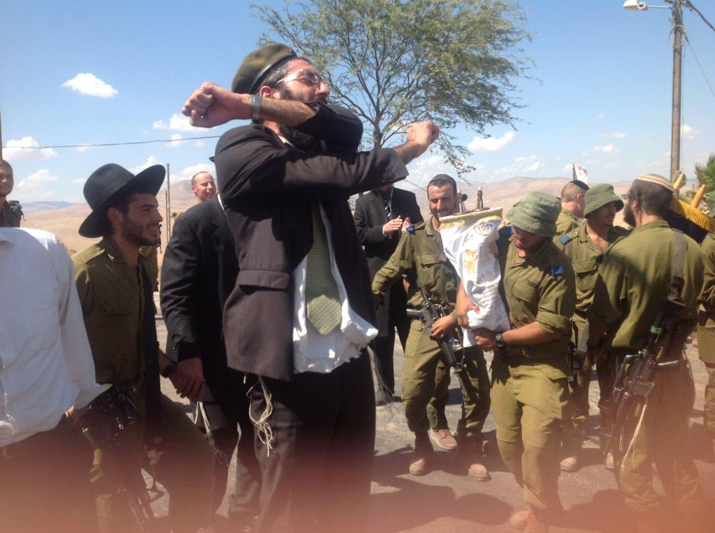 שמחת בית השואבה בנח"ל החרדי: נשק ביד אחת, ס"ת ביד השניה