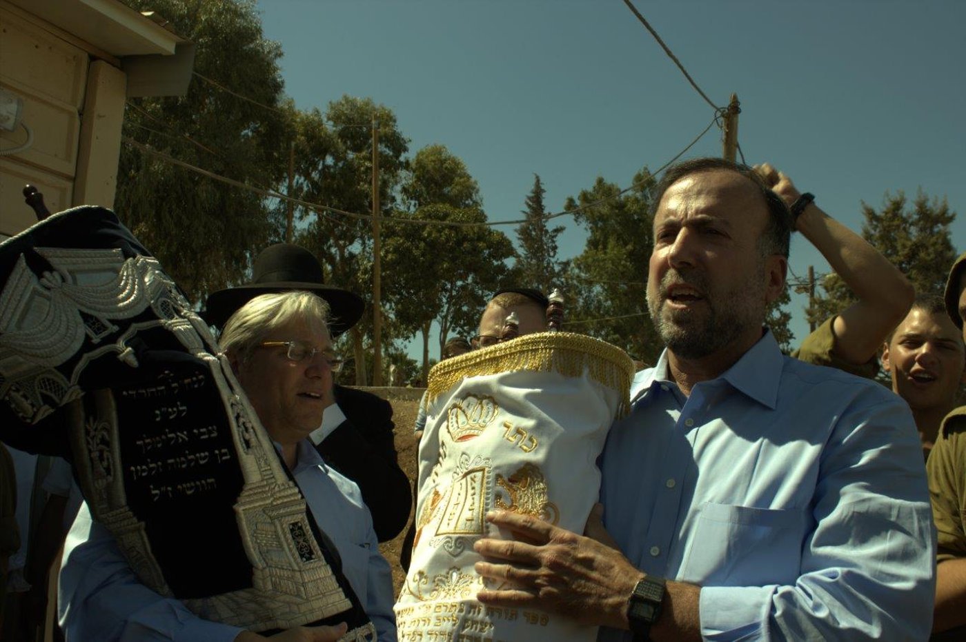 שמחת בית השואבה בנח"ל החרדי: נשק ביד אחת, ס"ת ביד השניה