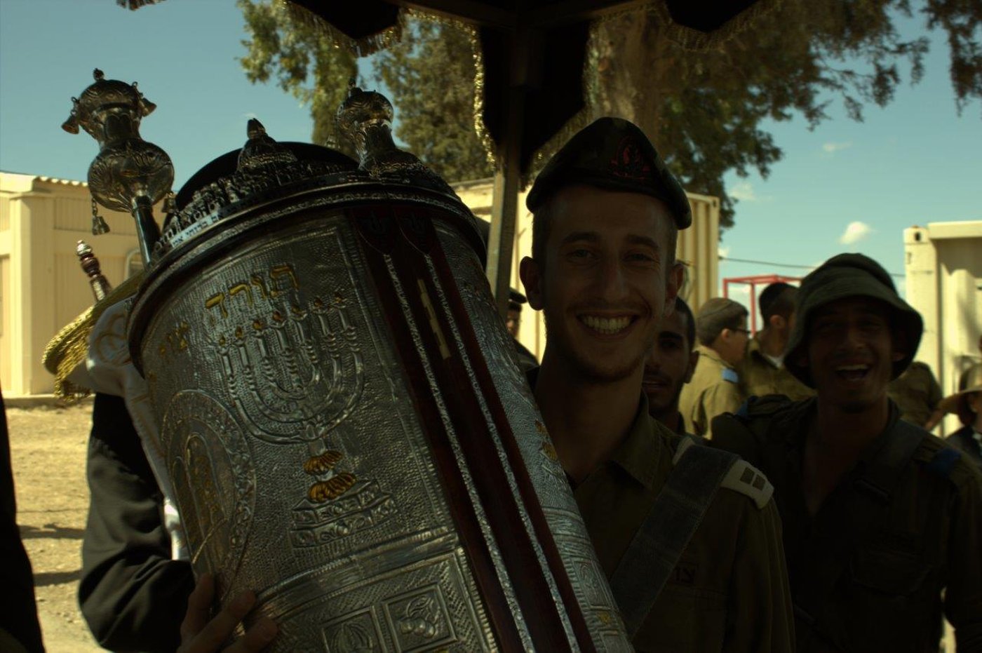 שמחת בית השואבה בנח"ל החרדי: נשק ביד אחת, ס"ת ביד השניה