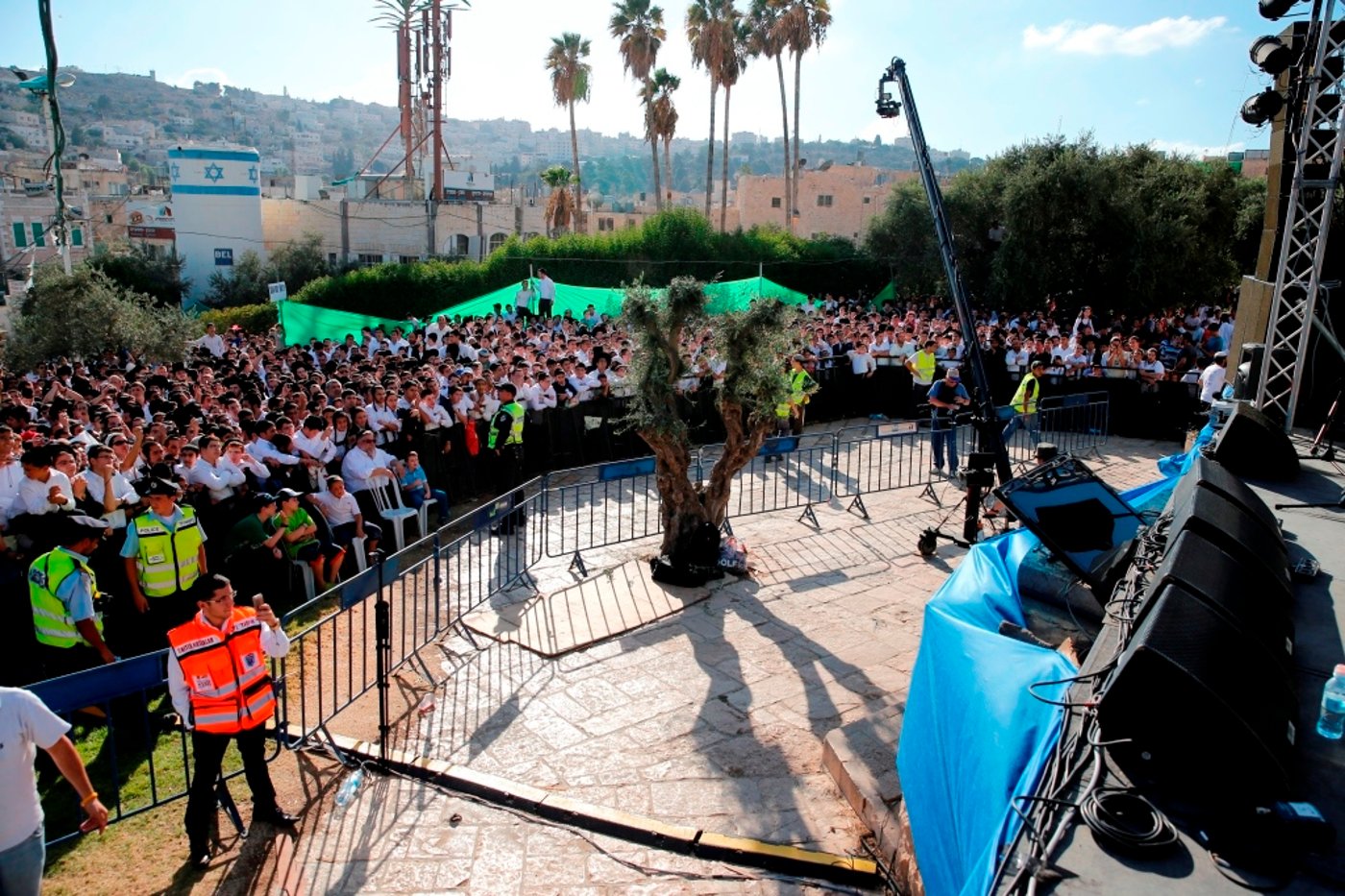 למרות הפיגוע: 30 אלף איש עלו לחברון וזכו למופע מרגש