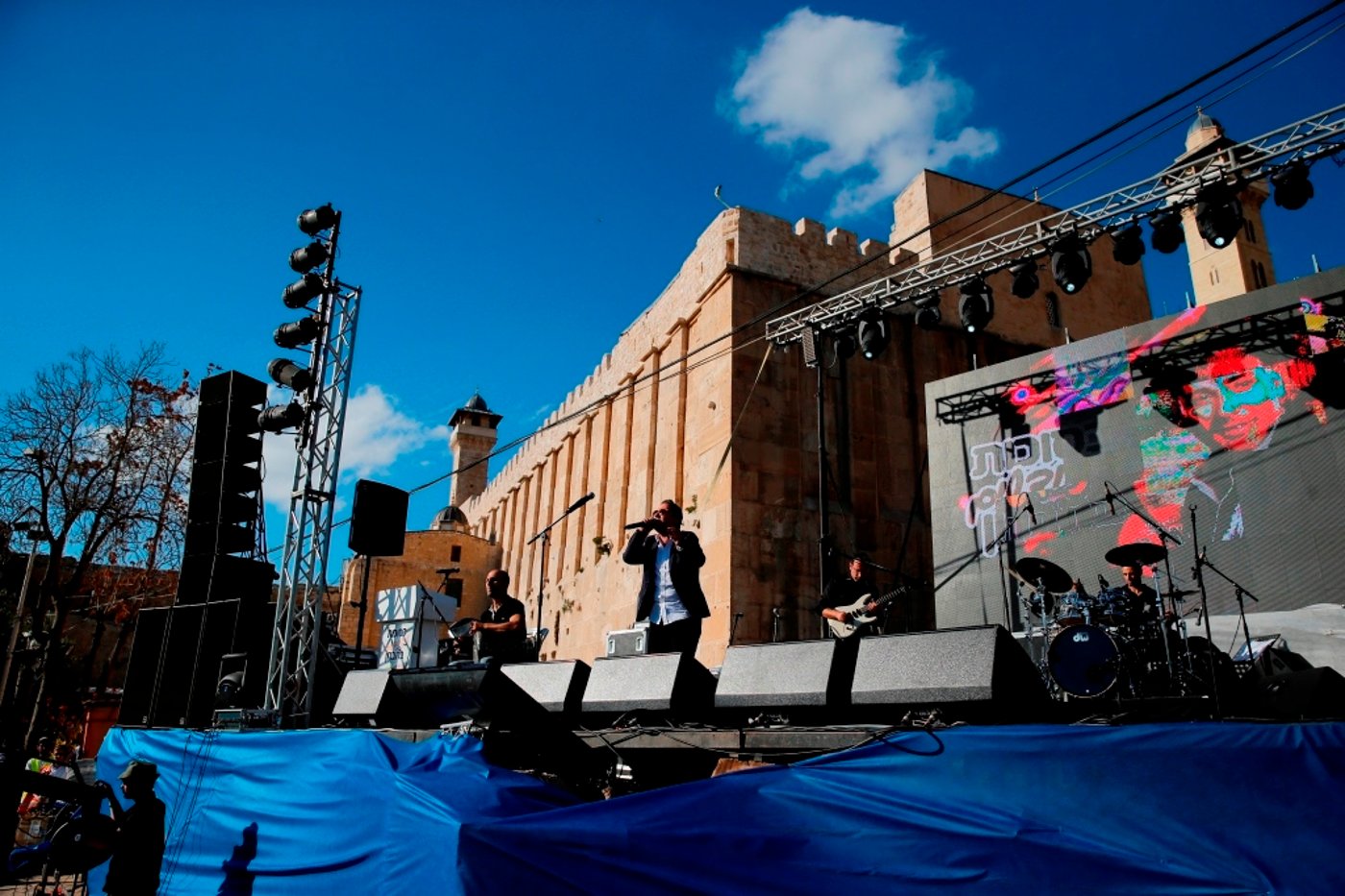 למרות הפיגוע: 30 אלף איש עלו לחברון וזכו למופע מרגש