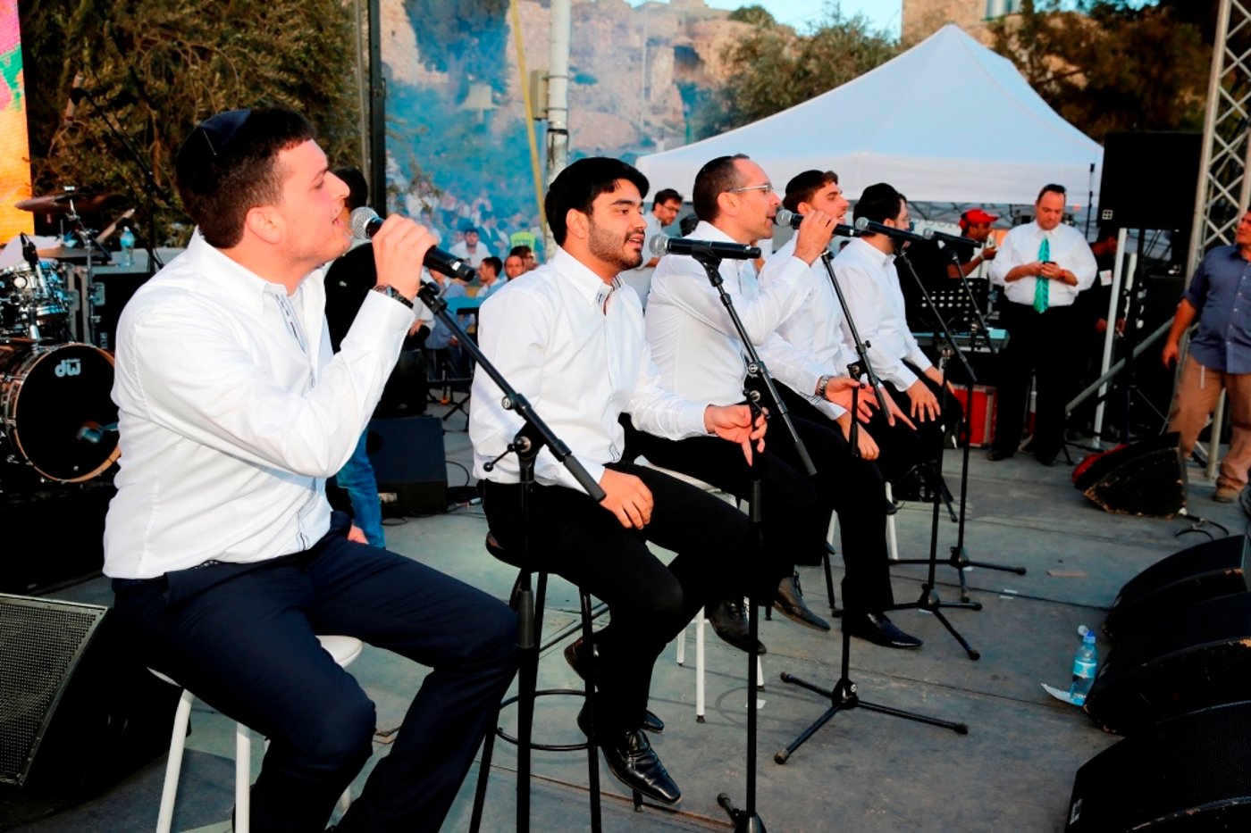 למרות הפיגוע: 30 אלף איש עלו לחברון וזכו למופע מרגש
