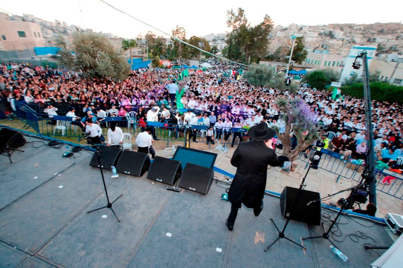 למרות הפיגוע: 30 אלף איש עלו לחברון וזכו למופע מרגש