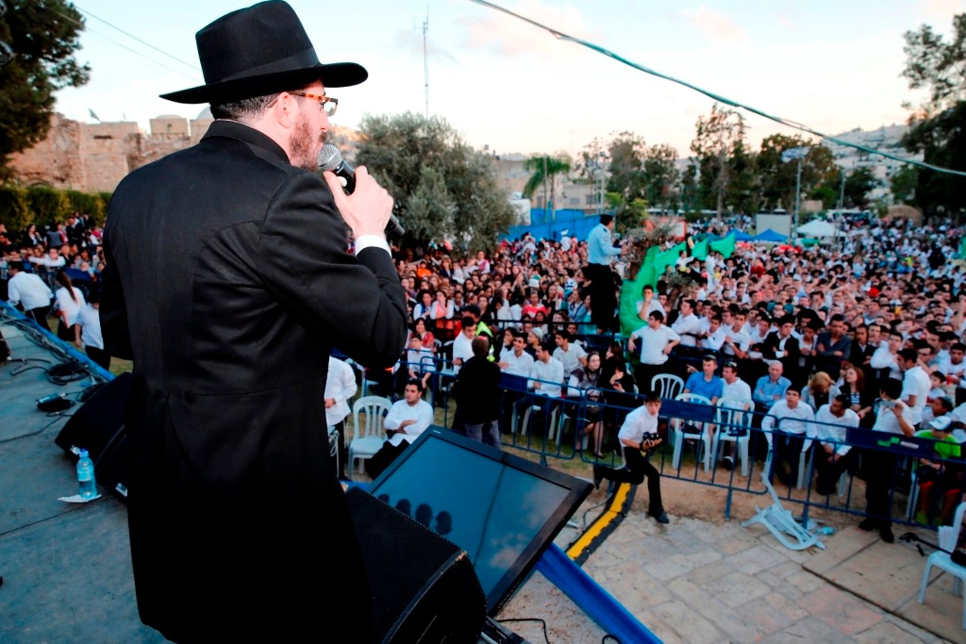 למרות הפיגוע: 30 אלף איש עלו לחברון וזכו למופע מרגש