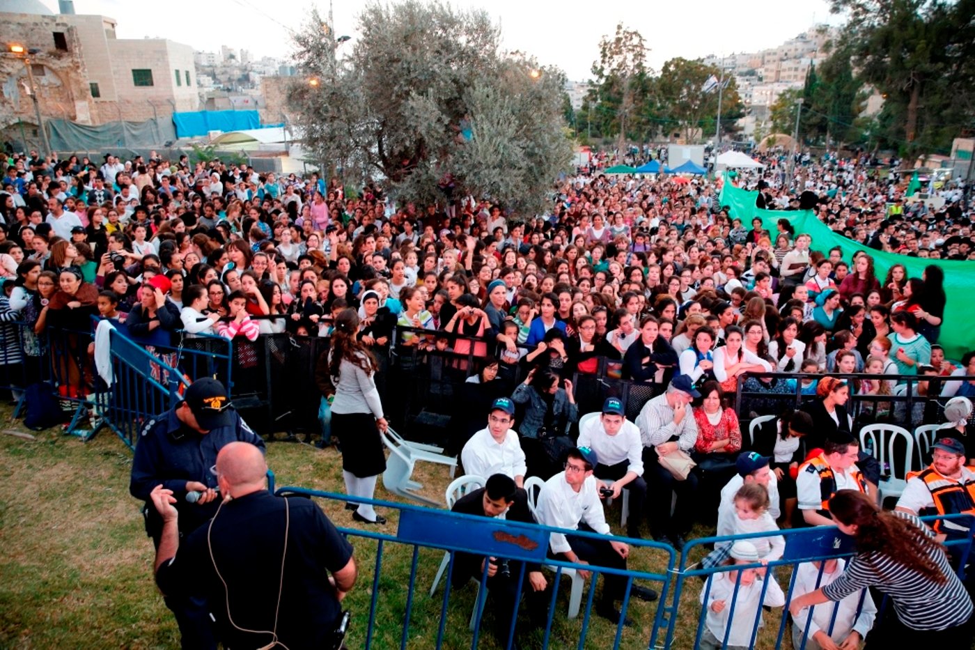 למרות הפיגוע: 30 אלף איש עלו לחברון וזכו למופע מרגש