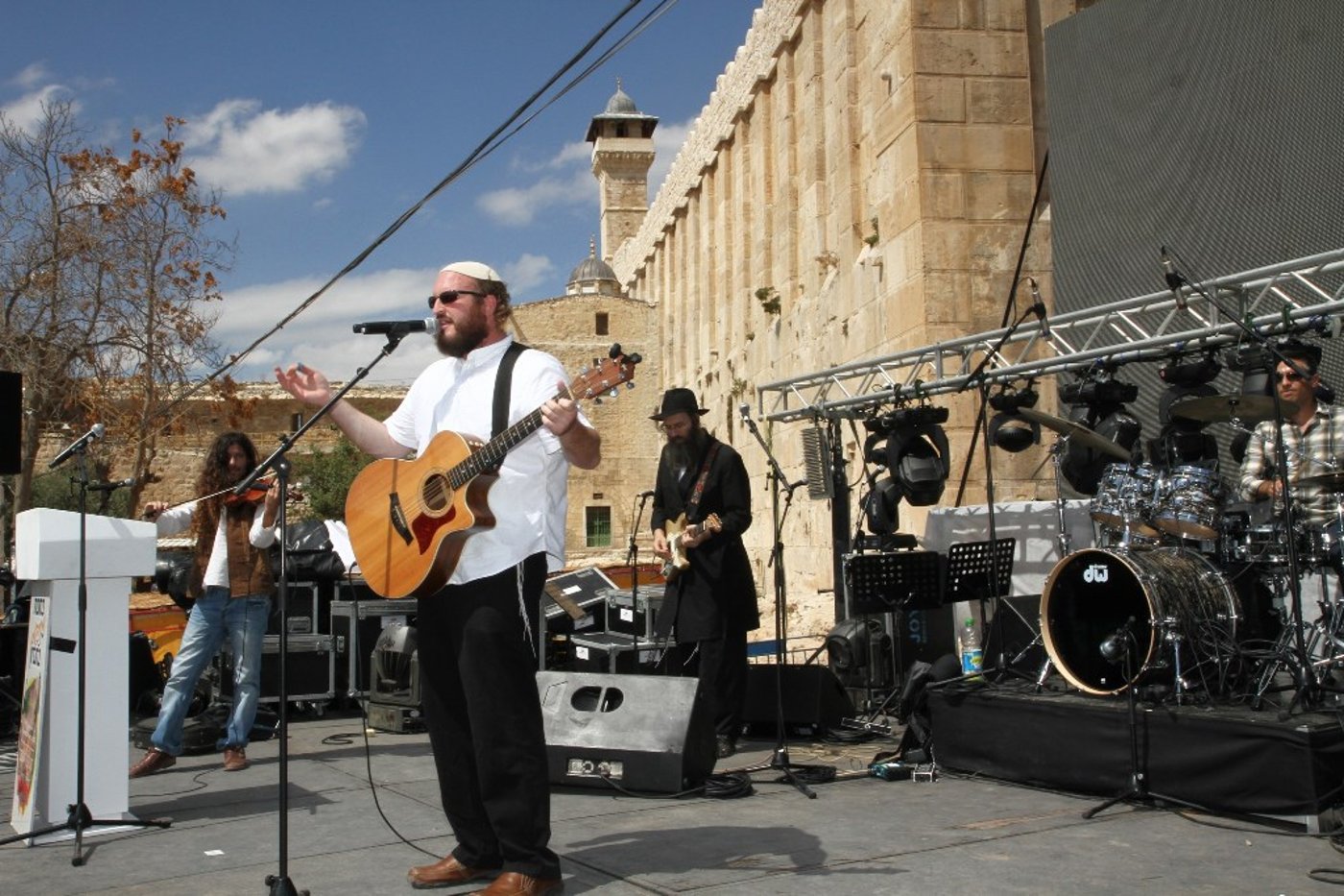 למרות הפיגוע: 30 אלף איש עלו לחברון וזכו למופע מרגש