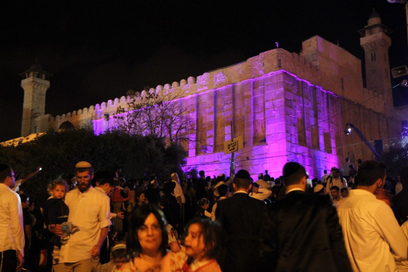 למרות הפיגוע: 30 אלף איש עלו לחברון וזכו למופע מרגש