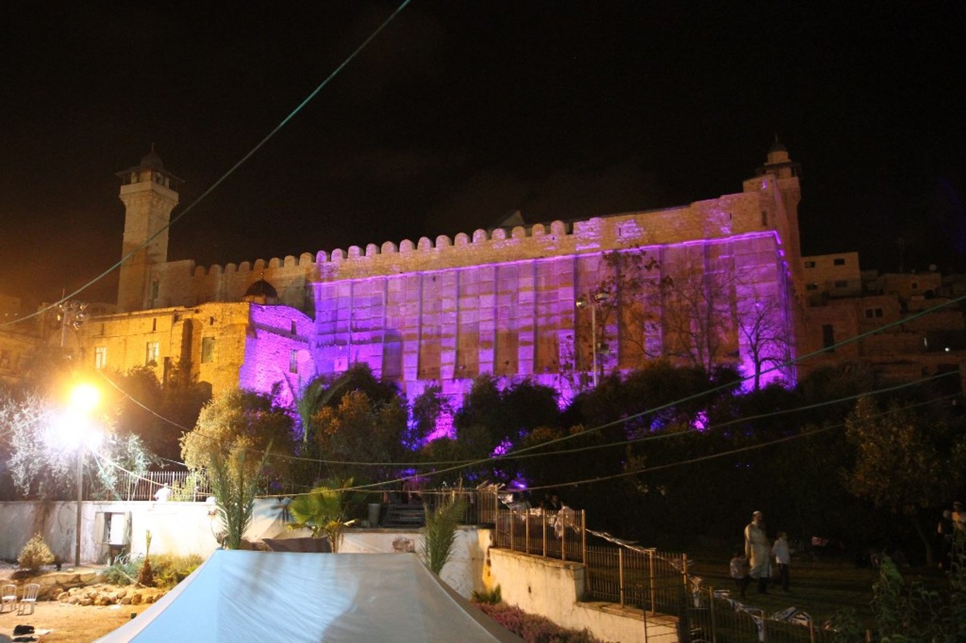למרות הפיגוע: 30 אלף איש עלו לחברון וזכו למופע מרגש
