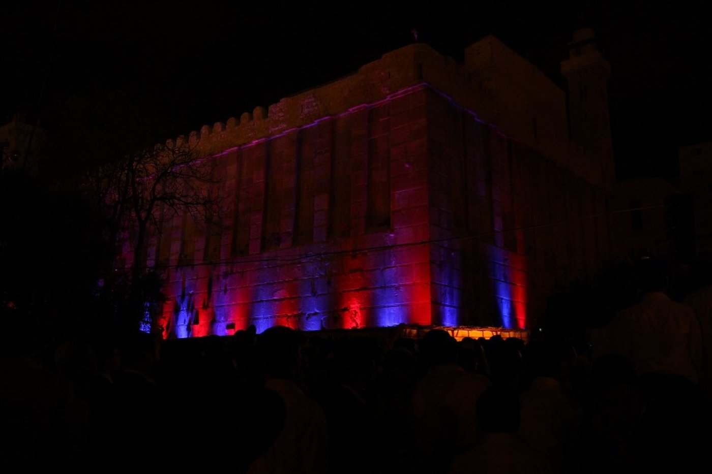 למרות הפיגוע: 30 אלף איש עלו לחברון וזכו למופע מרגש