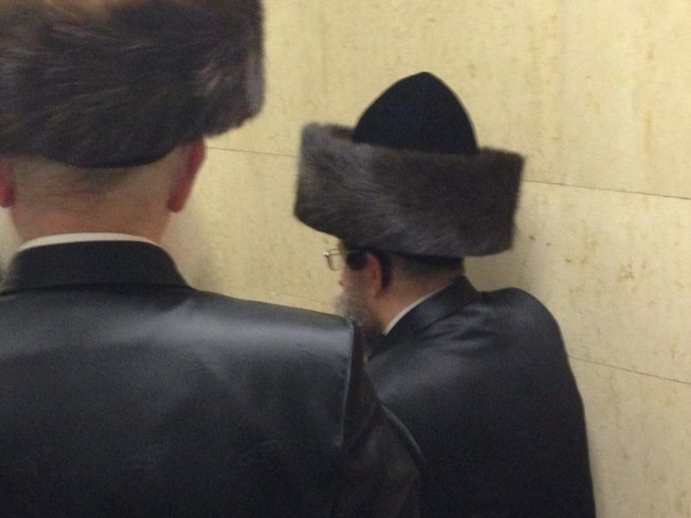תיעוד מ'הדסה': הרבי מבויאן באמירת תהילים ליד חדרו של הרב עובדיה