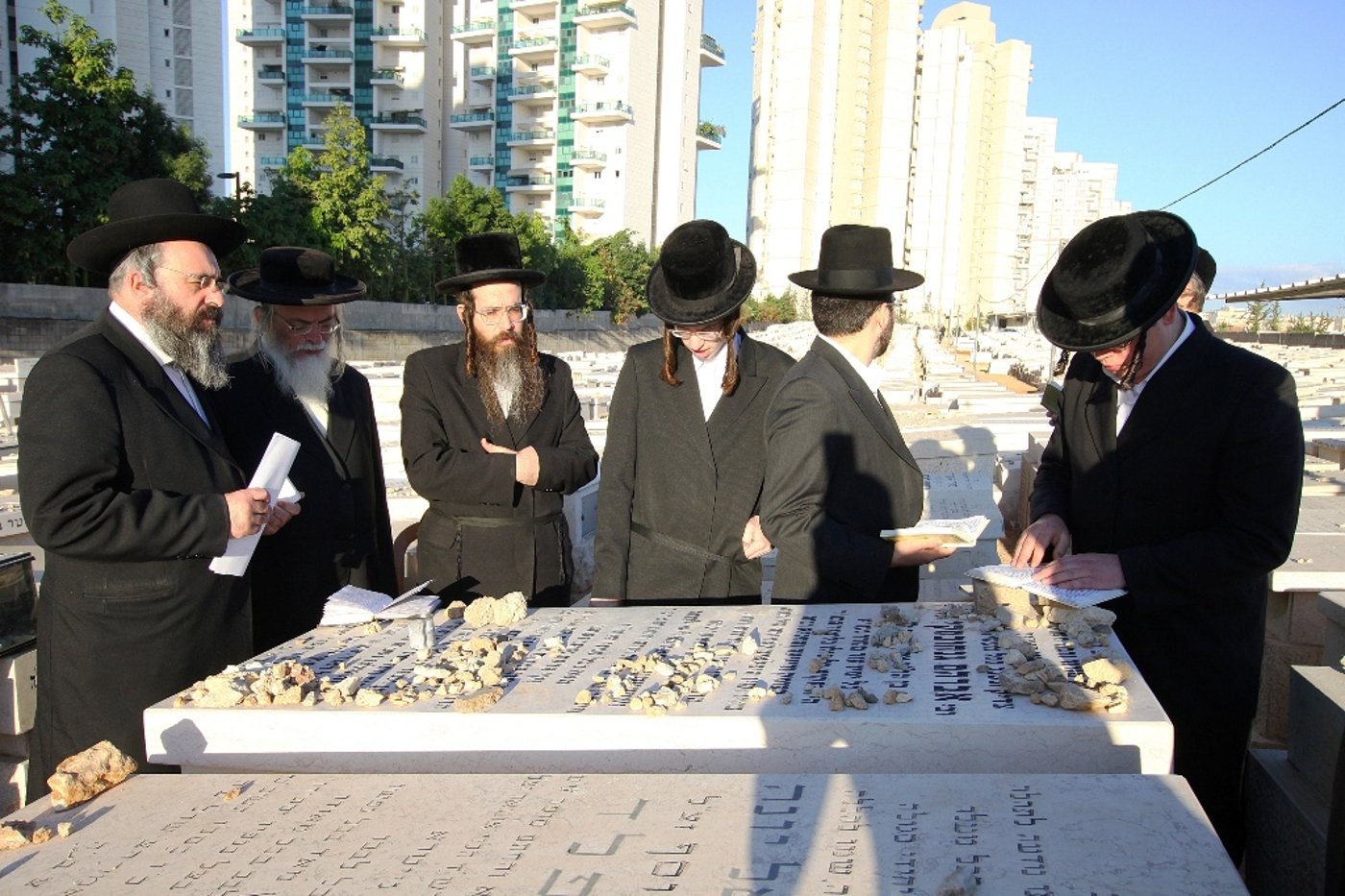 תיעוד: הגר"ח קנייבסקי בציון הגר"א גניחובסקי זצ"ל