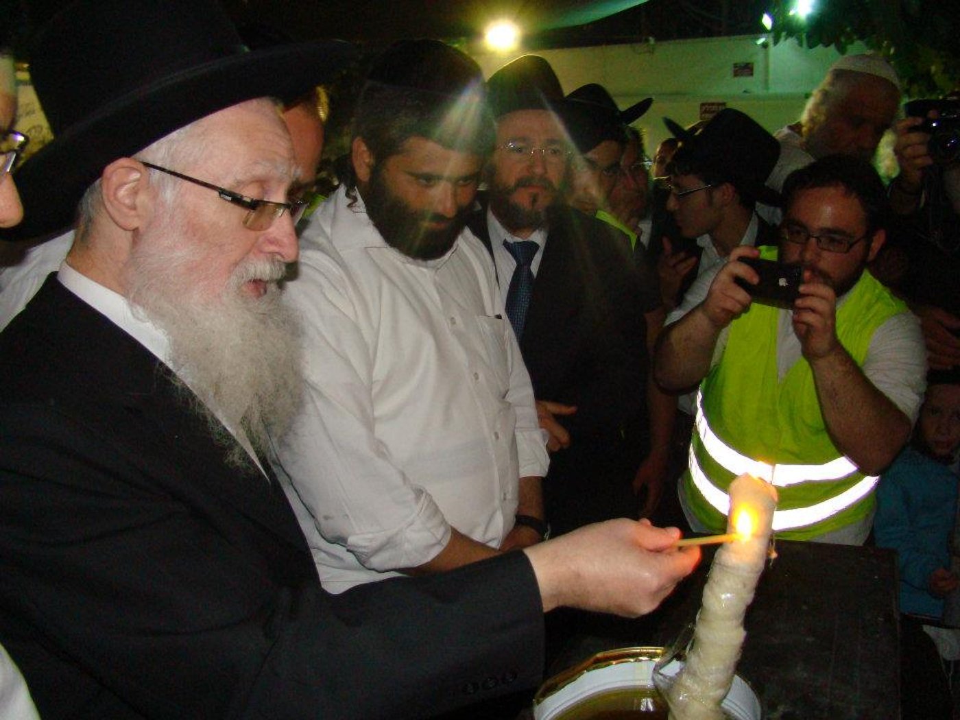 הגר"י יוסף זצ"ל בהדלקה בשנה שעברה. לצידו, מנהל האתר ר' נורי חנניה