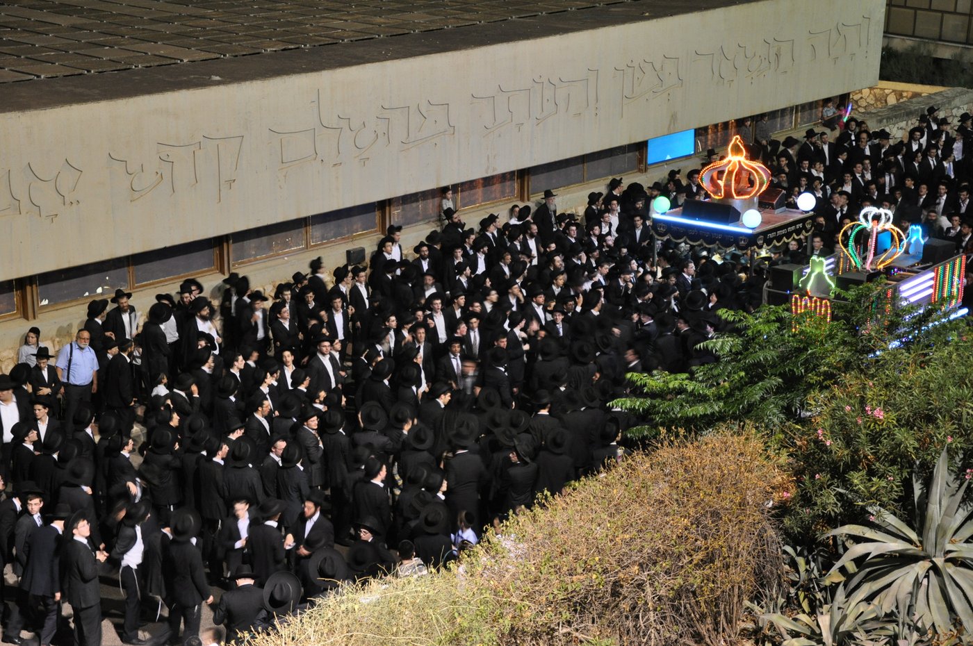 תיעוד: הכנסת ספר תורה בפוניבז'