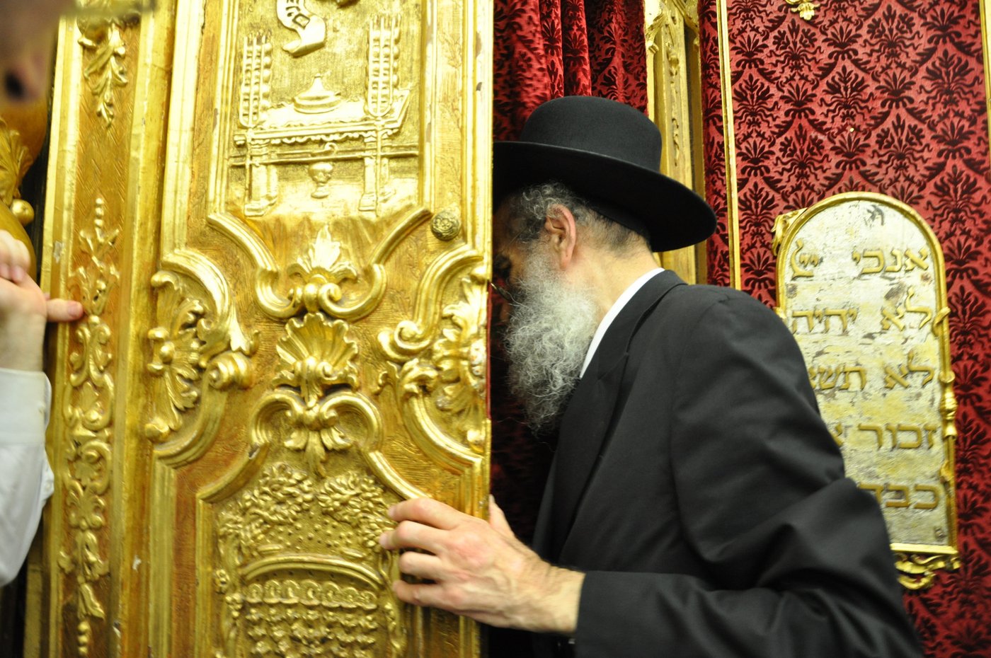 תיעוד: הכנסת ספר תורה בפוניבז'