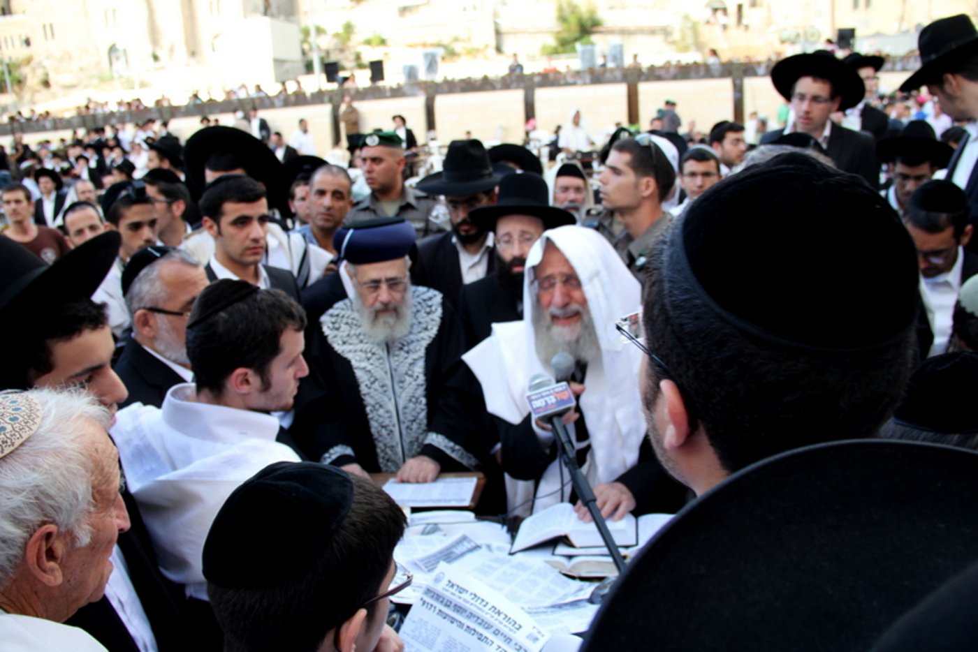 צפו: הראשון-לציון הרב יצחק יוסף מתפלל על אביו