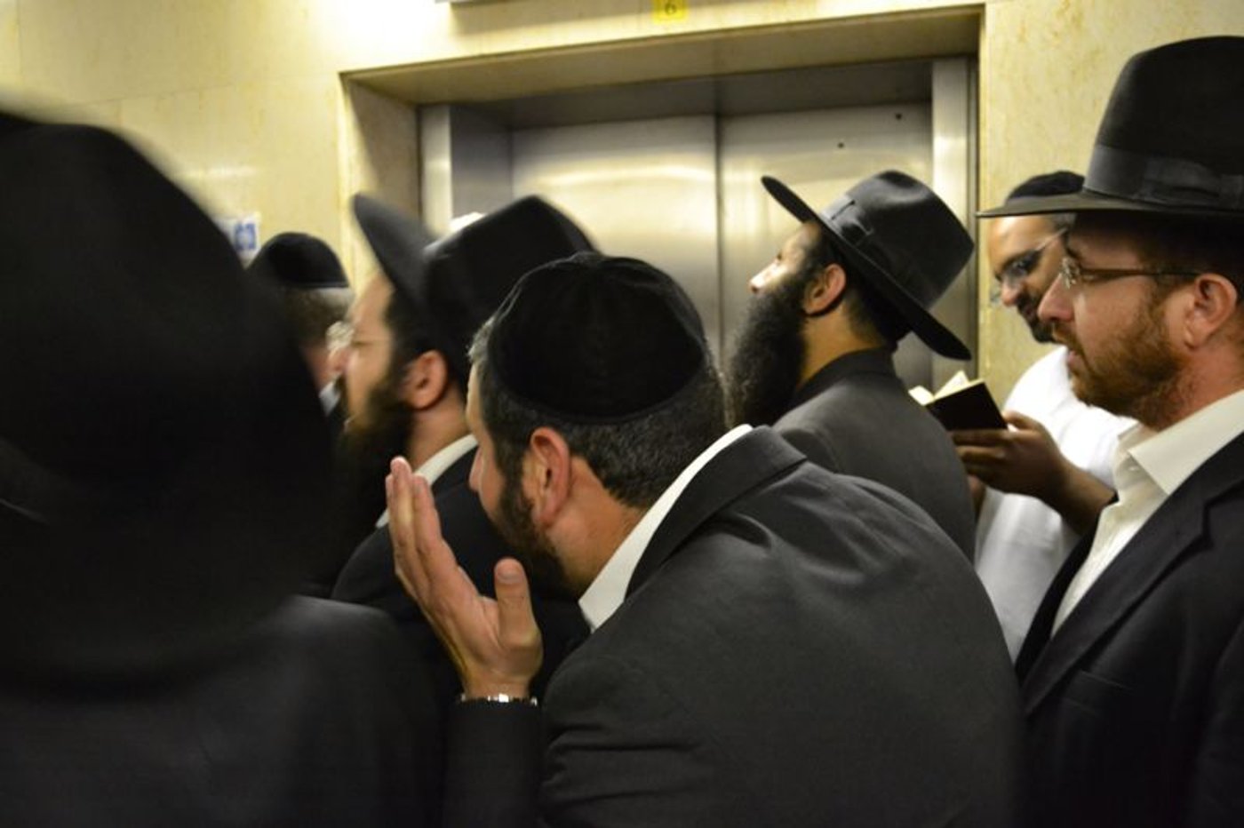 בכיות ותחנונים מחוץ לחדרו של מרן הרב חיים עובדיה יוסף