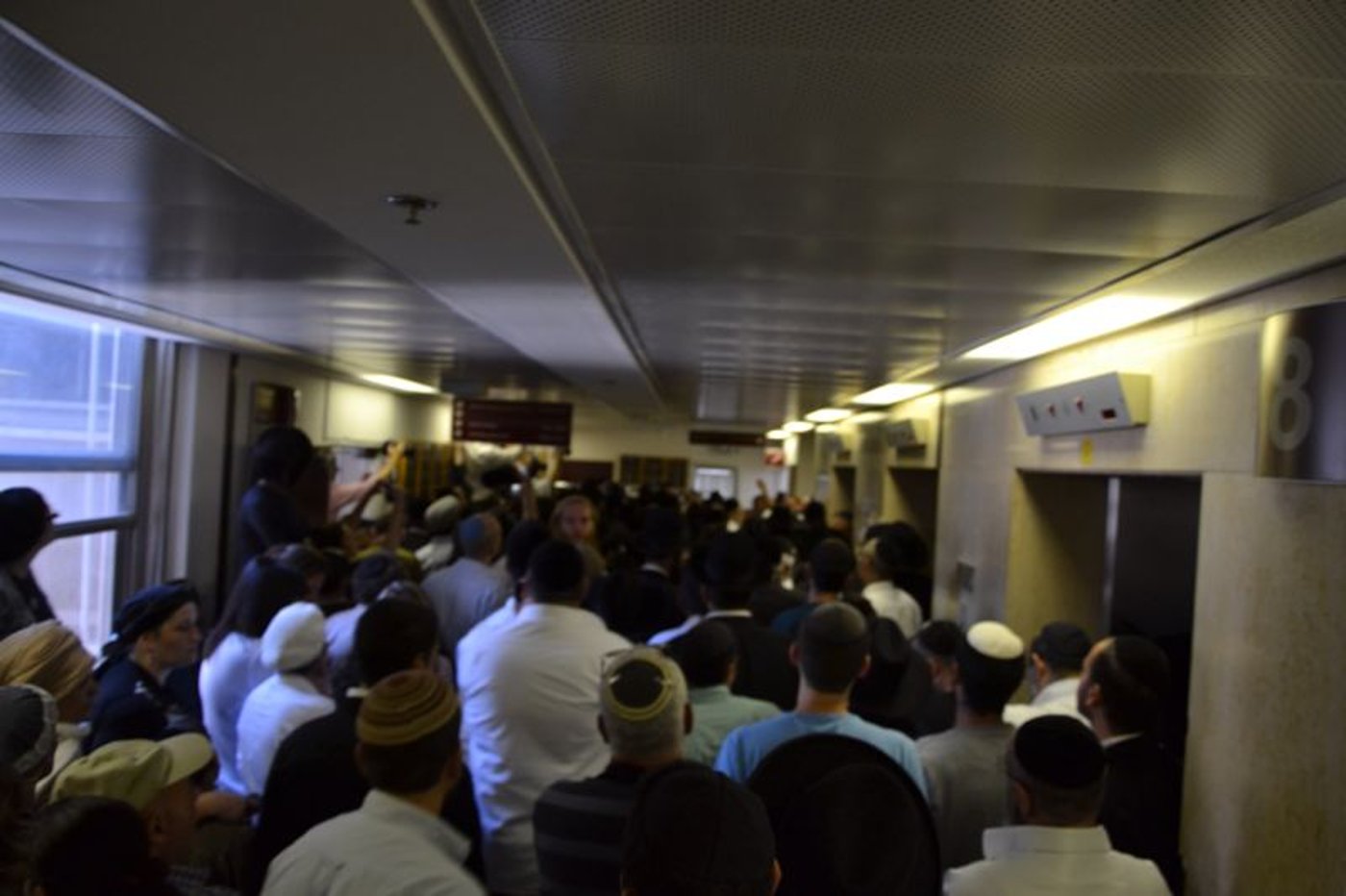 בכיות ותחנונים מחוץ לחדרו של מרן הרב חיים עובדיה יוסף