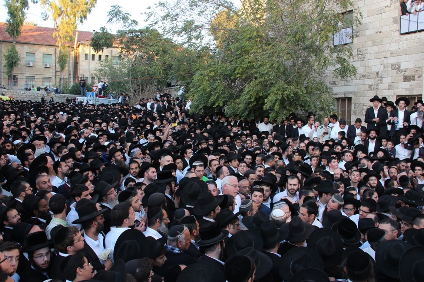 כמיליון איש נפרדו ממרן הרב עובדיה