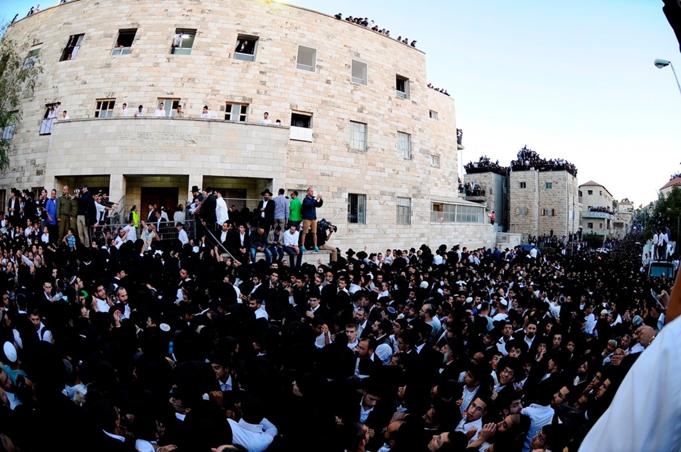 כמיליון איש נפרדו ממרן הרב עובדיה